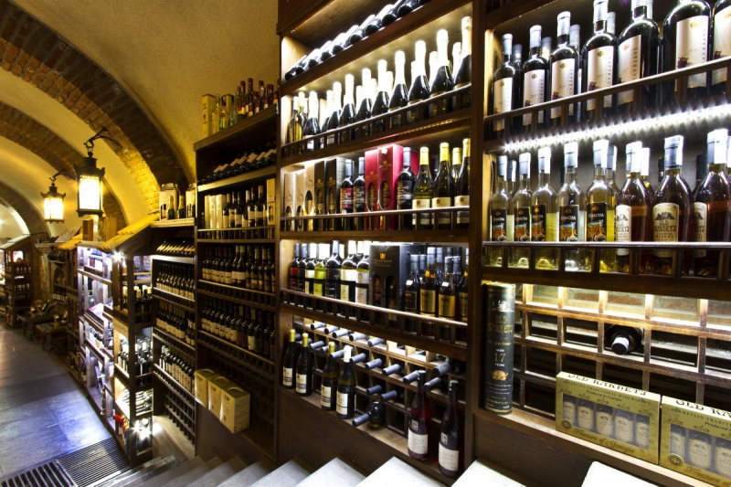 bar-LORGUES-min_world_street_travel_shop_canon_georgia_wine_bottles-429767